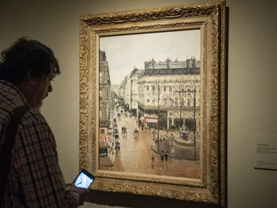 Camille Pissarro&#39;s Rue Saint-Honor&eacute; in the Afternoon, Effect of Rain (1897) hangs at the Thyssen-Bornemisza Museum in Madrid.