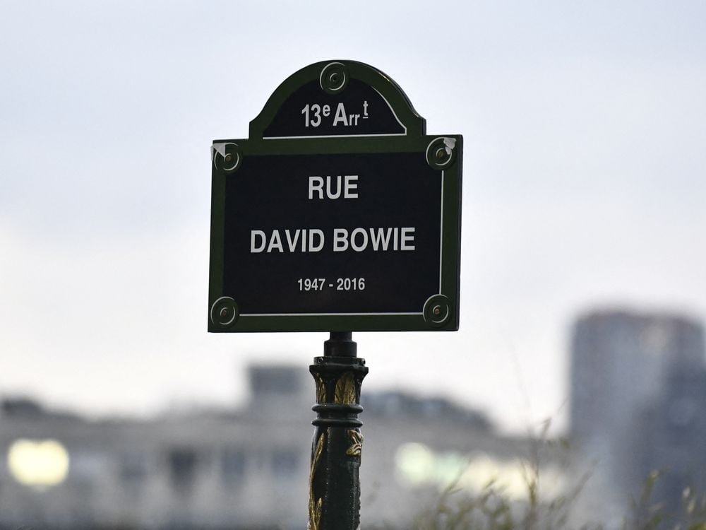 Sign that says Rue David Bowie 1947-2016