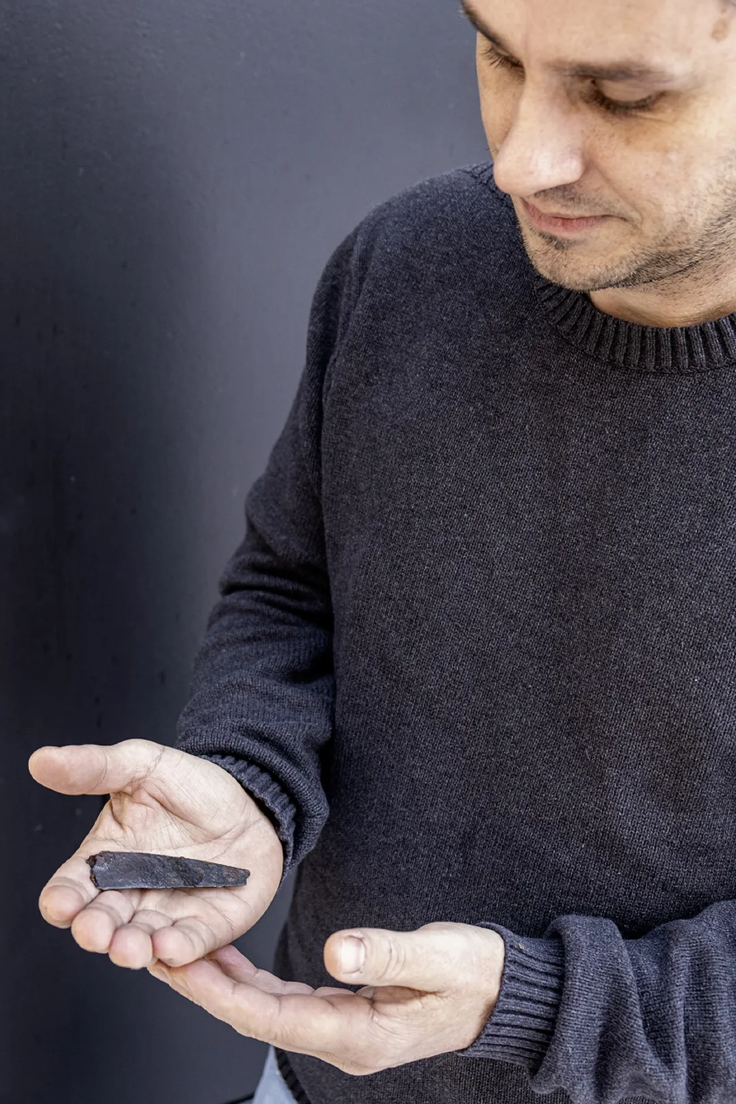 Man holding the small knife